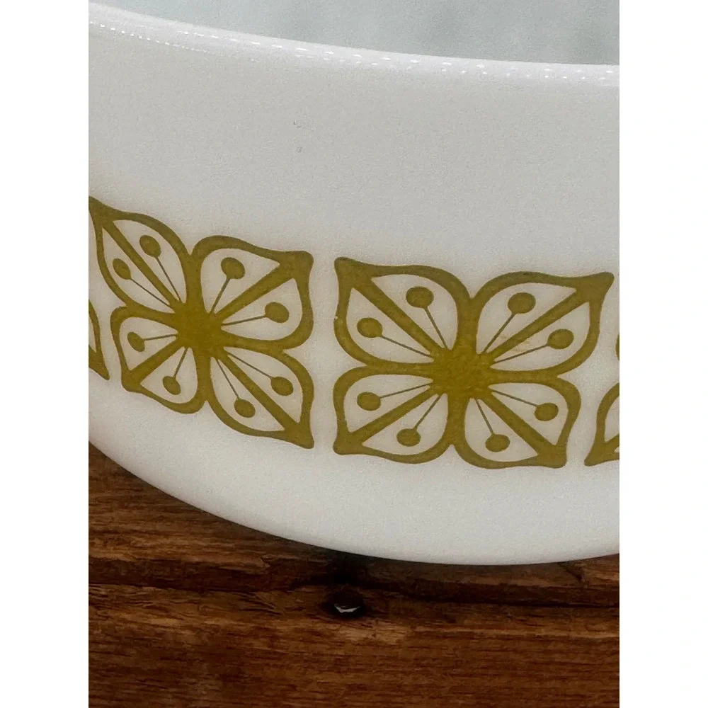Pyrex Verde Square Flowers 474-B Casserole Dish 1.5 Qt White Milk Glass No Lid